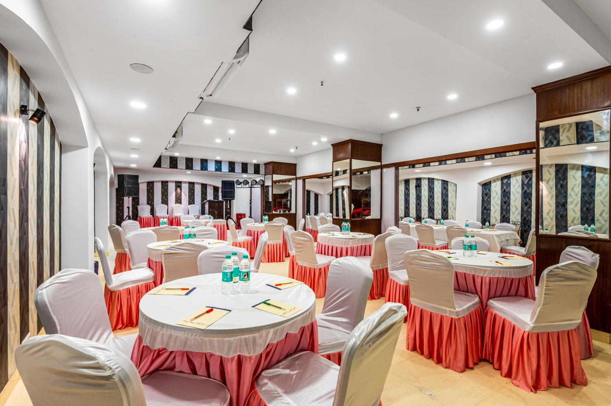 Hotel Nice Palace Дели Экстерьер фото