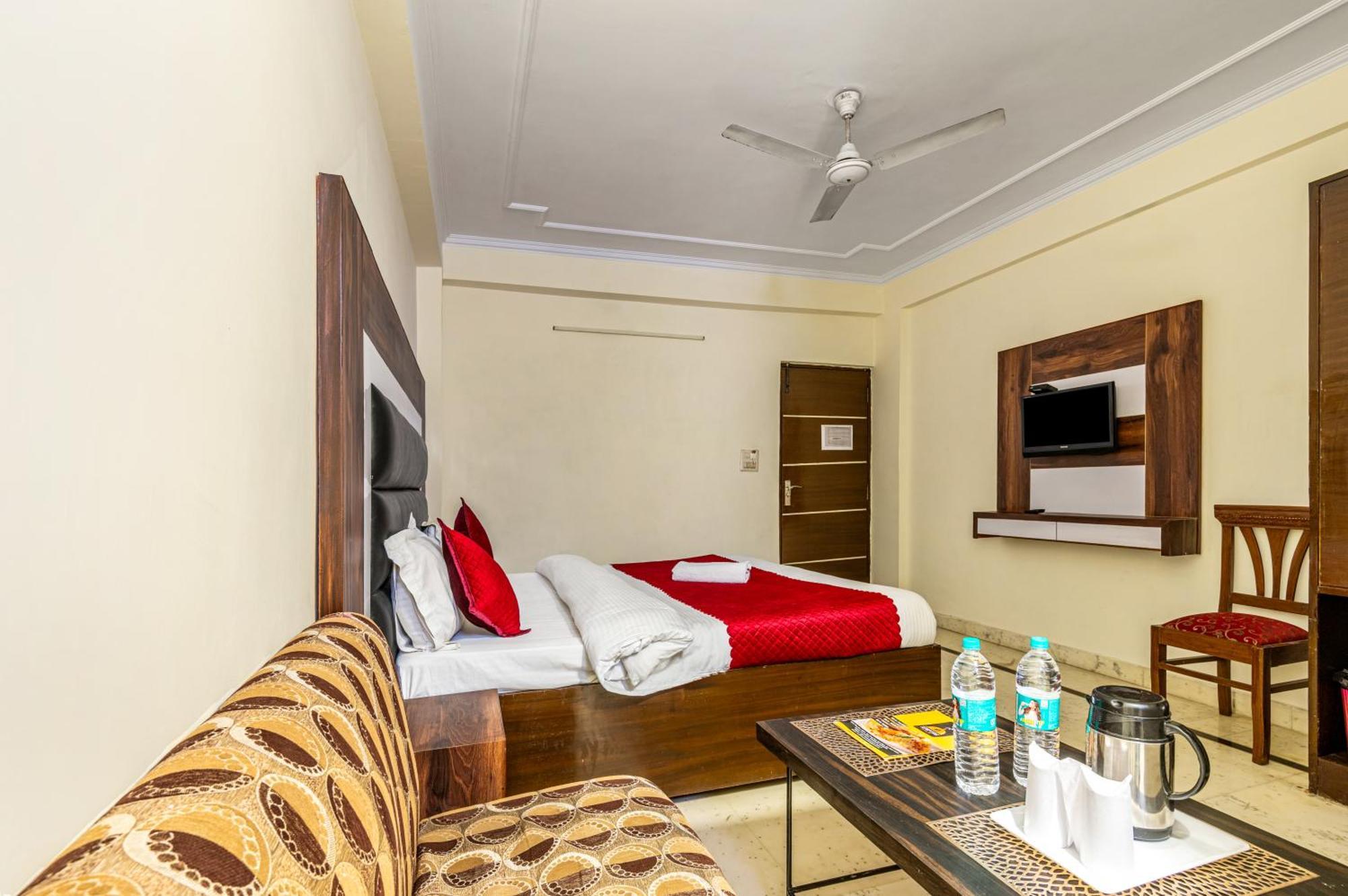 Hotel Nice Palace Дели Экстерьер фото