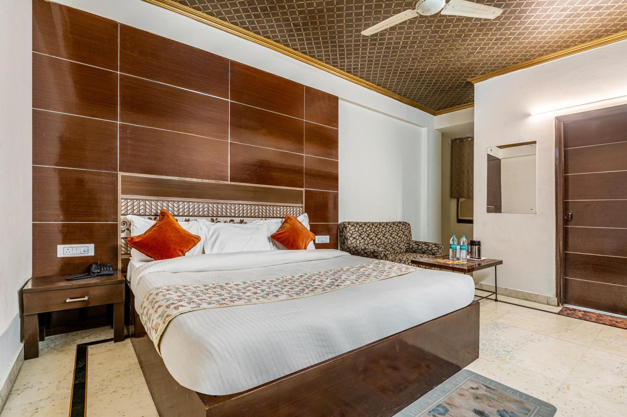 Hotel Nice Palace Дели Экстерьер фото